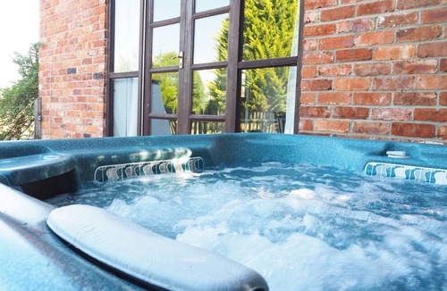 Bedford Cottage | Pet friendly lakeside cottage with private hot tub, onsite golf course & cafe