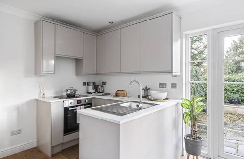 Saffron Walden Apartment | Pet Friendly with enclosed leafy outdoor space