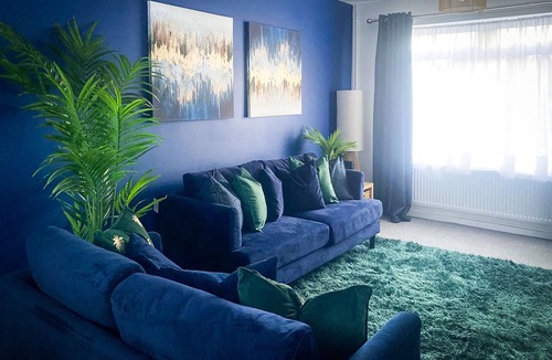 Luton House | Phoenix House - Lovely and Cosy 2-bedroom house with free parking