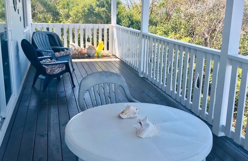 Rainbow Bay Cottage | Pineapple Blues.Big Bang for your Buck