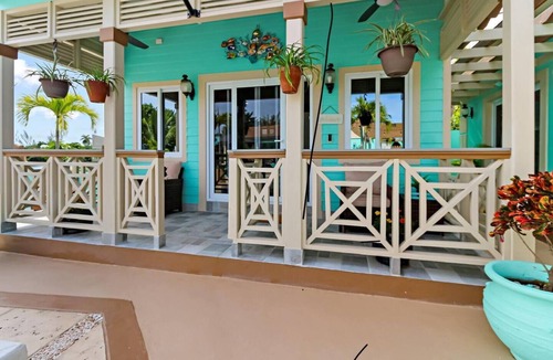 Nassau Villa | Pineapple Villa (1 Bedroom + Sofa Bed), Water Lover's Retreat- Kayaks, Fishing - Nassau's Hidden Gem