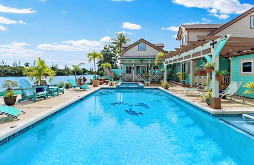Nassau Villa | Pineapple Villa (1 Bedroom + Sofa Bed), Water Lover's Retreat- Kayaks, Fishing - Nassau's Hidden Gem