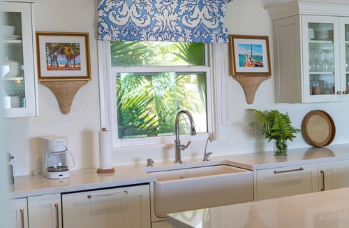 Triana Shores House | Pineapple Wine - Harbour Front