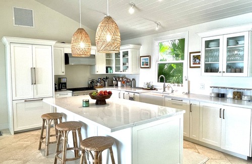 Triana Shores House | Pineapple Wine - Harbour Front