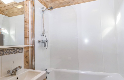 Godshill Cottage | PINECONE CABIN, pet friendly, with pool in Godshill, Hampshire