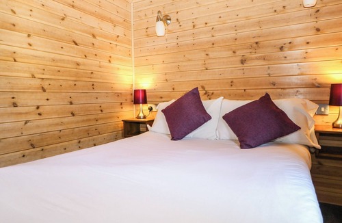 Godshill Cottage | PINECONE CABIN, pet friendly, with pool in Godshill, Hampshire
