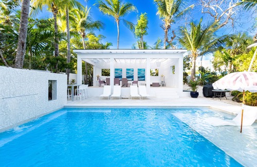 Nassau House | Pink Palms at Cable Beach - 4 Bedroom - 1 Minute to Beach