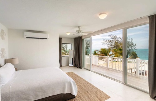 William's Town Villa | Pool, Beachfront Villa, 16 ppl, Chef, Boat tours, Starlink, BBQ
