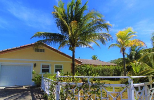 Windsor Park Villa | Poolside Pleasure - Quiet Beach nearby