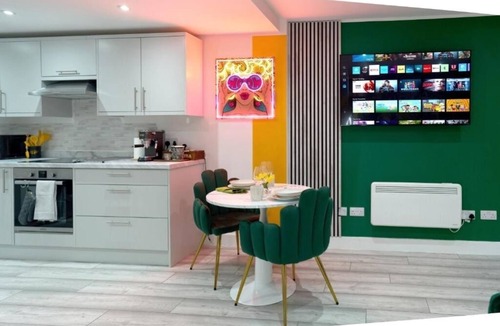 Hatfield Apartment | PopArt Studio SAUNA, SHOPPING CENTRE, BALCONY, 1 FREE PARKING SPACE.