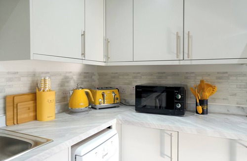 Hatfield Apartment | PopArt Studio SAUNA, SHOPPING CENTRE, BALCONY, 1 FREE PARKING SPACE.