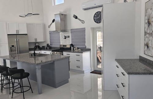 Rainbow Bay House | Porpoise Paradise Luxury Villa, 8-Min Walk to Beach, Power & Water Backup