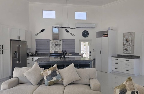 Rainbow Bay House | Porpoise Paradise Luxury Villa, 8-Min Walk to Beach, Power & Water Backup