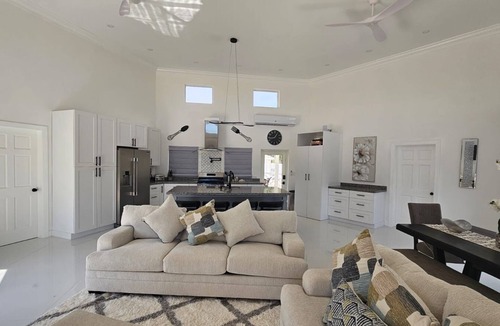 Rainbow Bay House | Porpoise Paradise Luxury Villa, 8-Min Walk to Beach, Power & Water Backup