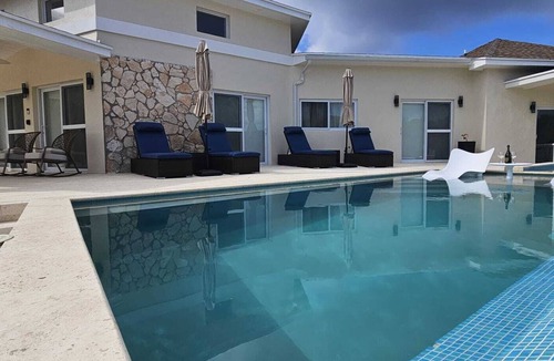 Rainbow Bay House | Porpoise Paradise Luxury Villa, 8-Min Walk to Beach, Power & Water Backup
