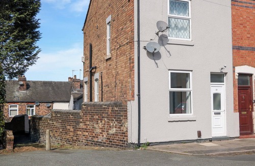 Stoke-on-Trent Cottage | POTTER'S WHEEL, family friendly, with a garden in Hanley