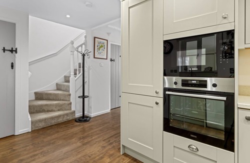 Cheltenham Cottage | Prestbury Stables, Cheltenham - sleeps 4 guests in 3 bedrooms
