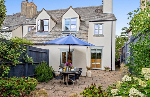 Cheltenham Cottage | Prestbury Stables, Cheltenham - sleeps 4 guests in 3 bedrooms