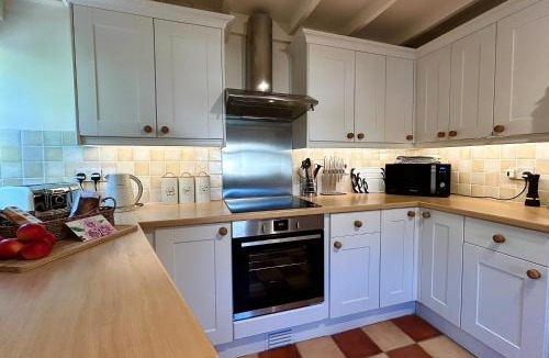 Quenington House | Pretty Cotswold Cottage with garden near Bibury