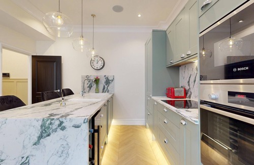 North Richmond Apartment | Prime 3BR Flat With Private Patio-Walk to Tube