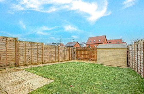 Milton Keynes House | Prime Location 4 Bedroom 3.5 Bath House - Sleeps 8