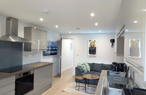 Derby House | Prime Location 5 Bed En-suite 6 Bathrooms in Derby Sleeps up to 10 People.