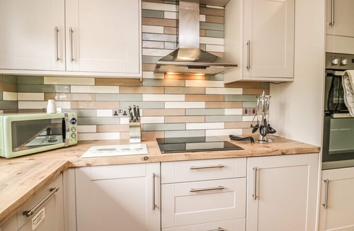 Newton in Furness Cottage | PRIMROSE COTTAGE, family friendly, with hot tub in Aldingham