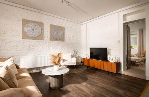 Blandford Saint Mary House | Primrose Luxury Cottage with Private Hot tub