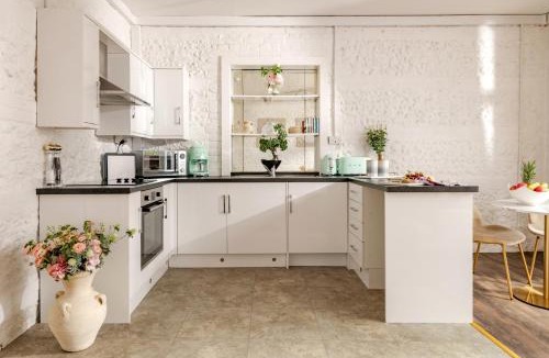 Blandford Saint Mary House | Primrose Luxury Cottage with Private Hot tub