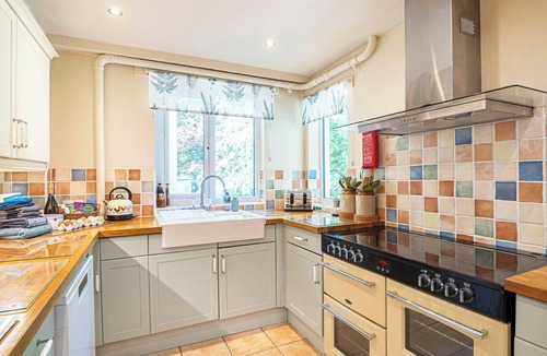 New Forest District Cottage | PRIMROSE SPINNEY, pet friendly, character holiday cottage in Ringwood