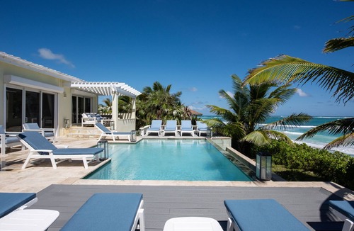 Double Bay House | Private Estate on Pink Sand Beach w/2 Pools, Home Theater, Kayaks, PBoards