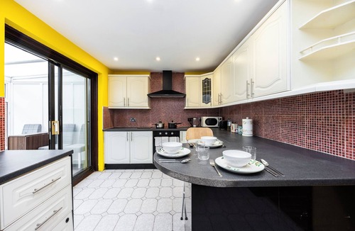 Thamesmead Apartment | Private Garden & Parking | Entire Home Thamesmead