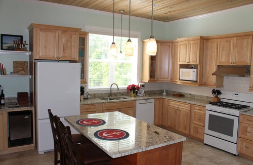 Cherokee House | PRIVATE LUXURY, Beachfront Home, Hot Tub, Kayaks, Paddle Board, Cabana