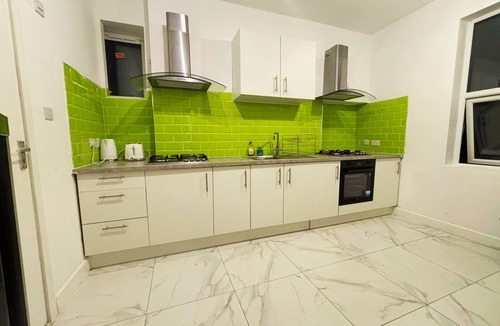 Aylesbury House | PRIVATE ROOMs In TOWN CENTRE FREE PARKING WIFI AND PATIO WITH AA STAY LTD