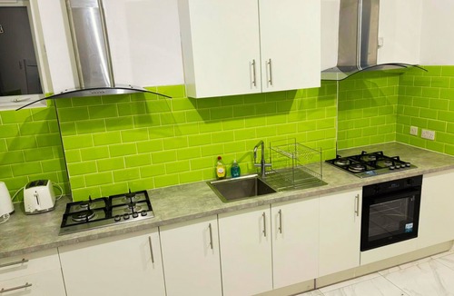 Aylesbury House | PRIVATE ROOMs In TOWN CENTRE FREE PARKING WIFI AND PATIO WITH AA STAY LTD