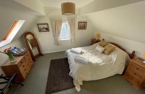 Grimley Apartment | Private Self Contained Annexe Room with en-suite - Dogs welcome