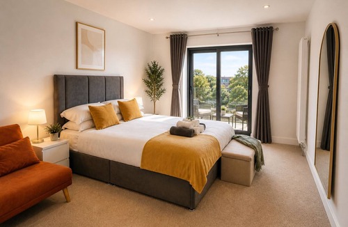 Uxbridge North Apartment | PrivateTerrace Opposite PiccadillyLine 20min SOHO, Oxford Street & Sightseeing