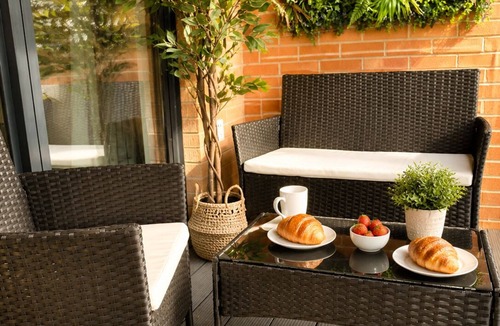Uxbridge North Apartment | PrivateTerrace Opposite PiccadillyLine 20min SOHO, Oxford Street & Sightseeing