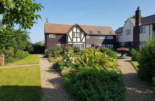 Kings Langley Cottage | Quaint 3 bed cottage 10 mins walk from station and short drive to Warner studios