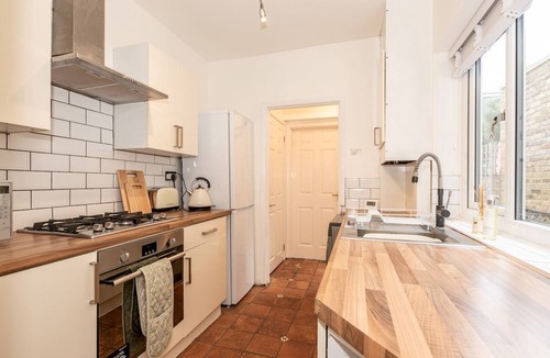 Fulwell and Hampton Hill House | Quaint Victorian Cottage great transport to London - Pass the Keys