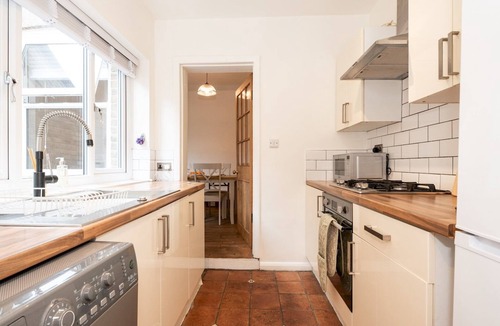 Fulwell and Hampton Hill House | Quaint Victorian Cottage great transport to London - Pass the Keys