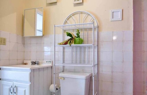 Rolle Town Apartment | Queen Room w/2 Queen Beds, Nathan's Lodge