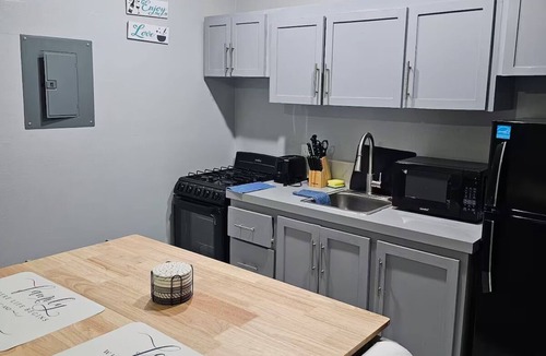 Nassau Apartment | Queen's Court 1-bedroom apartment with fully equipped kitchen - Unit 3
