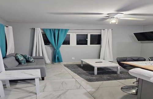 Nassau Apartment | Queen's Court 1-bedroom apartment with fully equipped kitchen - Unit 3