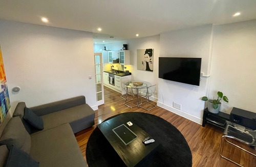 Harrow Road Apartment | Quiet one-bedroom flat in Maida Vale (Paddington)