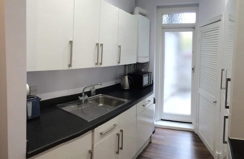 Harrow Road Apartment | Quiet one-bedroom flat in Maida Vale (Paddington)