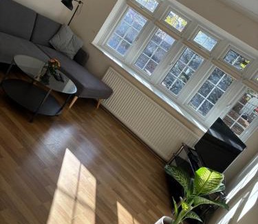 Maidenhead Apartment | Quiet Stay with King Size Bed and Parking near Station