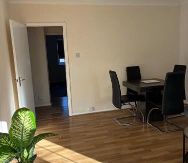 Maidenhead Apartment | Quiet Stay with King Size Bed and Parking near Station