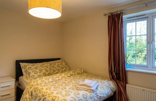 Bedford House | Quiet Three-Bedroom Home in Stewartby with Ensuite and Workspace