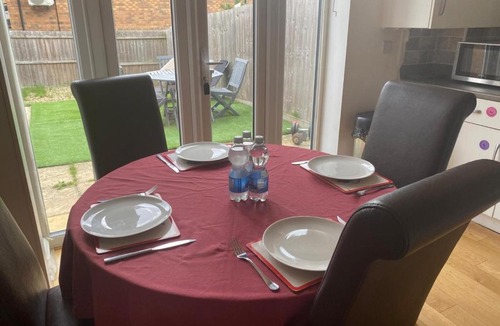 Bedford House | Quiet Three-Bedroom Home in Stewartby with Ensuite and Workspace